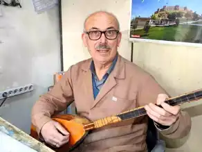 71 Yaşındaki Saz Ustası: Rasim Çaparoğlu