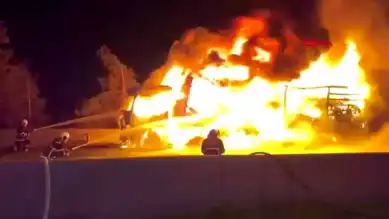 Gaziantep'te İplik Yüklü TIR Yanarak Küle Döndü