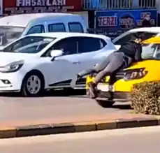 Gaziantep'te Taksiciyle Tartışma: Yolcu Kaputa Çıktı!