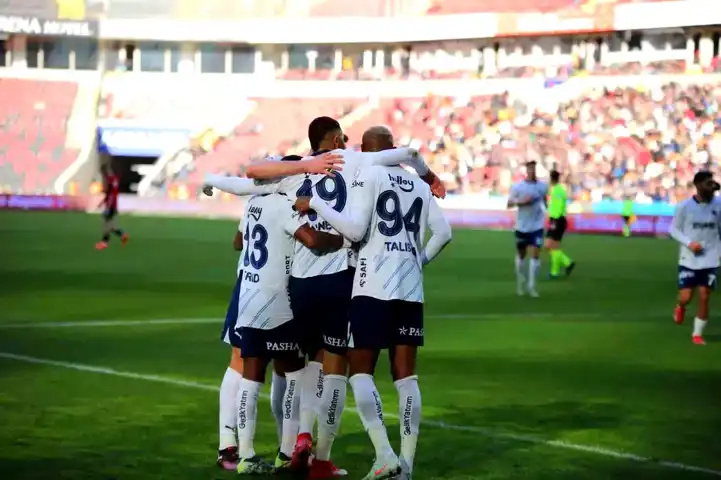 Fenerbahçe, Gaziantep'i İlk Yarıda Ezdi: 3-0!