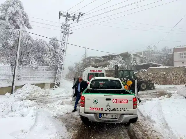 Gaziantep'te Kar Kapanan Yolda 3 Hasta Kurtarıldı