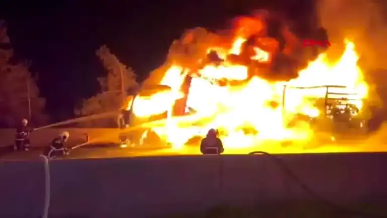 Gaziantep'te İplik Yüklü TIR Yanarak Küle Döndü