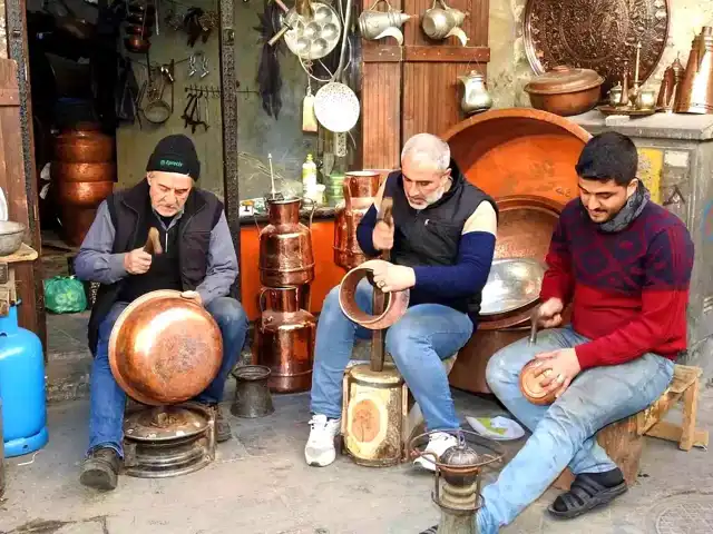 Suriyeli Aile, Vatanlarına Bakırcılık Mesleğiyle Dönüyor