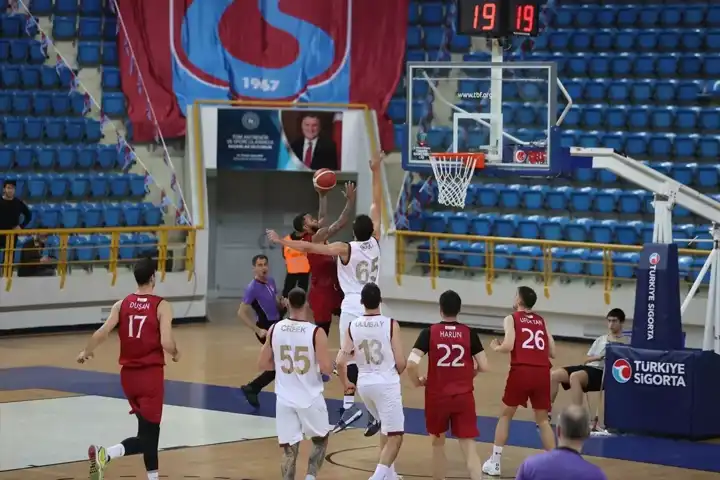 Basketbol Ligi'nde Heyecanlı Maç: Yerel Takımın Zaferi!